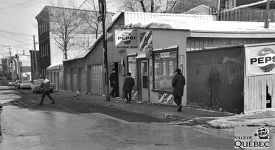 L'intersection de la rue Taschereau et de l'avenue Renaud, dans le quartier Saint-Sauveur, avec son restaurant Pan Pan, en février 1968.