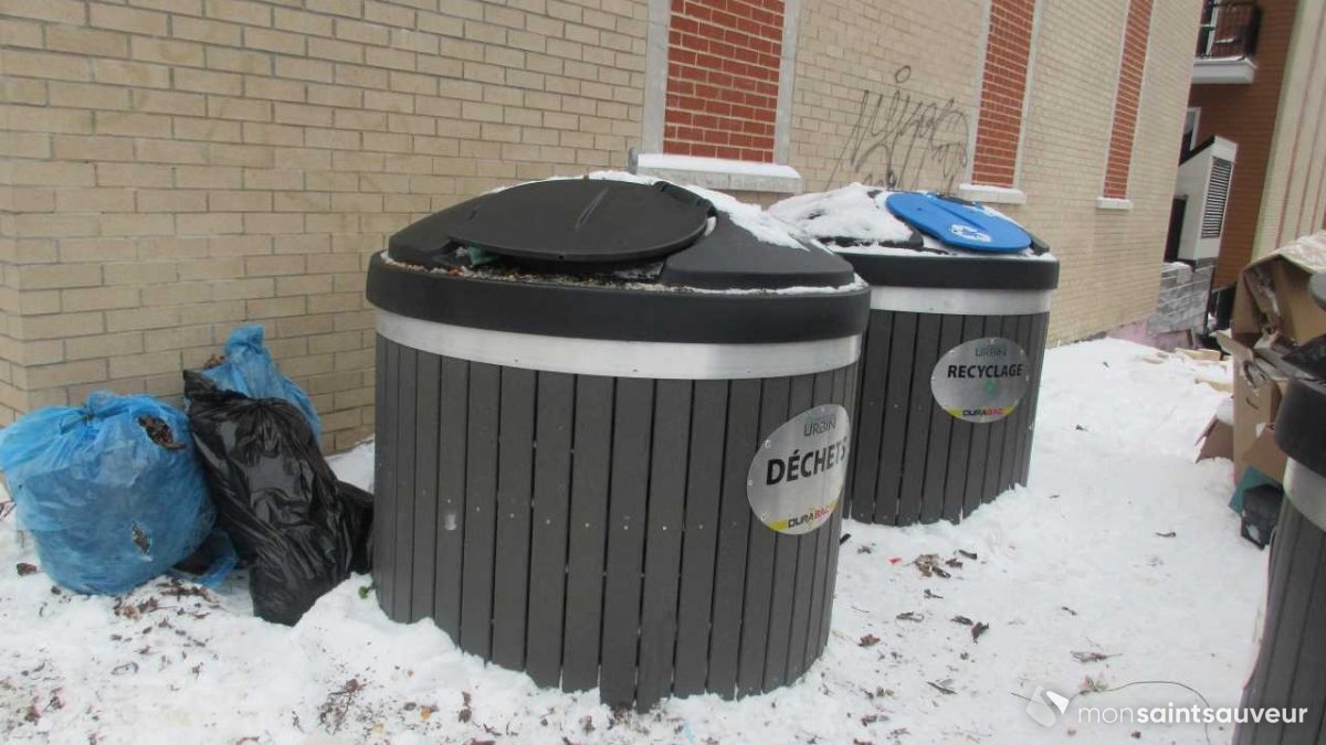 Deux des quatre conteneurs à déchets et à recyclage des Appartements Saint-Joseph, le 4 janvier. 