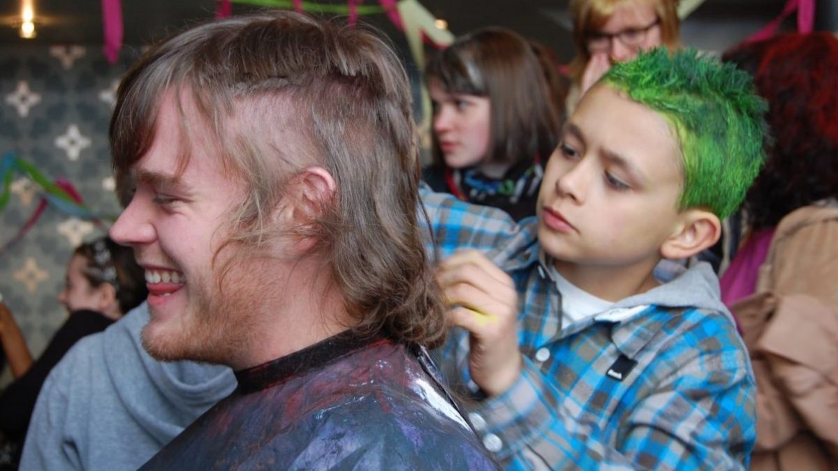 La performance Haircuts by Children de Mammalian Diving Reflex (Ontario) sera présentée lors du Mois Multi 2022 dans un salon du quartier Saint-Sauveur.