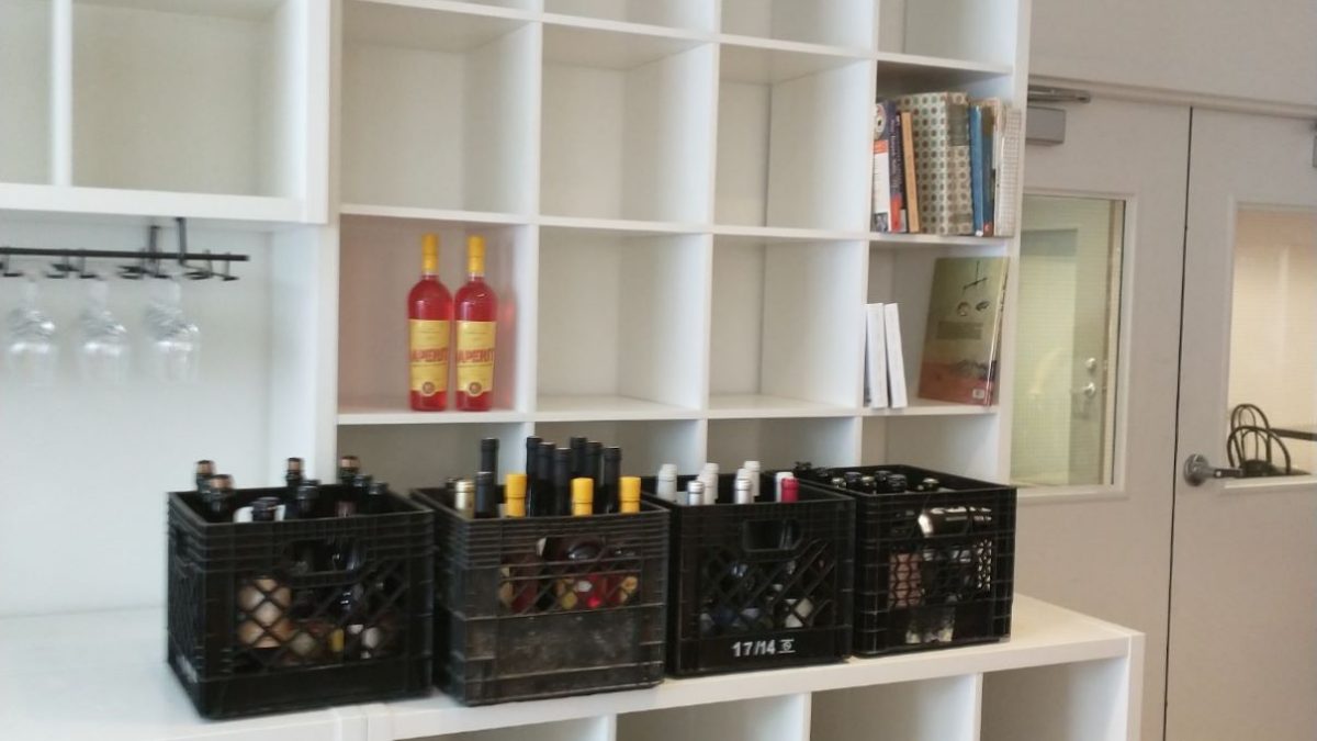Les clients et clientes du Renard et la chouette pourront choisir leur bouteille de vin dans cet espace. 