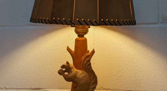 Une amusante lampe écureuil de la Remise culturelle (NDLR: les objets montrés ici le sont à titre indicatif et ne sont peut-être plus disponibles à la Remise culturelle). 